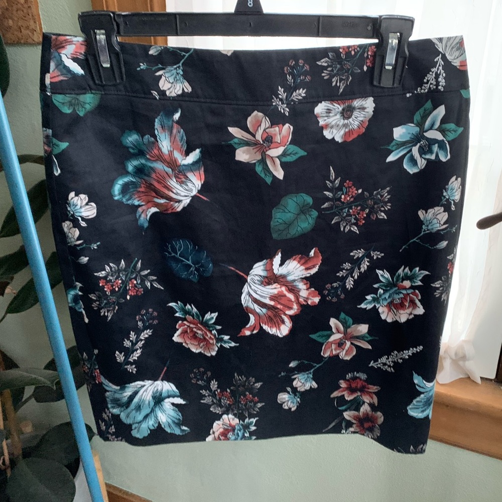 Loft navy floral mini skirt size 6P NWT
